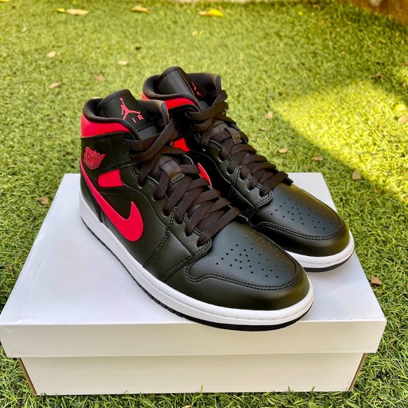 Nike Air Jordan 1 retro mid black red shoes - Picture 3 of 4